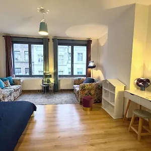 The Bachelor Backpacker Spot Appartement